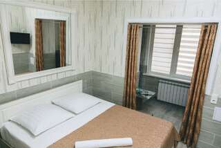 Мини-отель Камин Ижевск Номер делюкс с 1 двуспальной кроватью-4