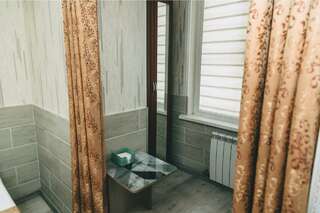 Мини-отель Камин Ижевск Номер делюкс с 1 двуспальной кроватью-10